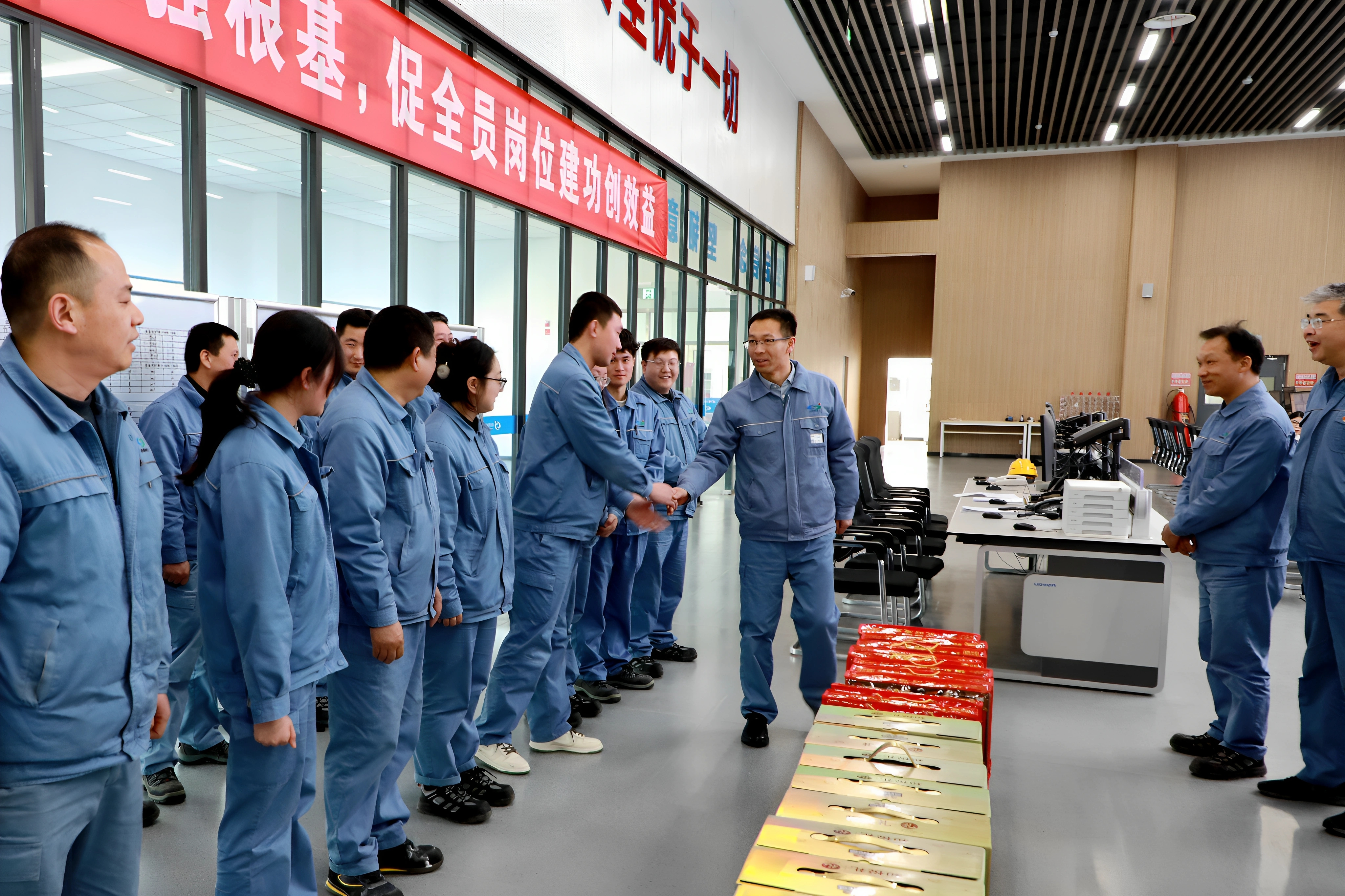 公司黨委書(shū)記、董事長(zhǎng)姜自成看望慰問(wèn)一線(xiàn)崗位干部員工